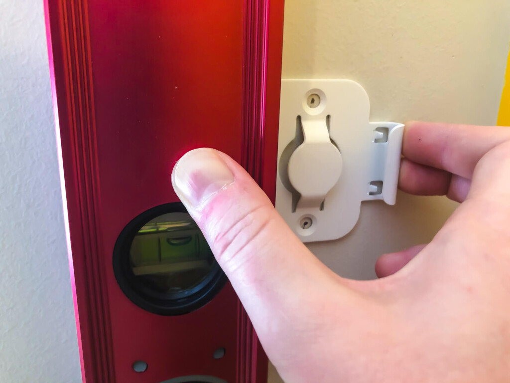 Spirit level helping vertically align the mount
